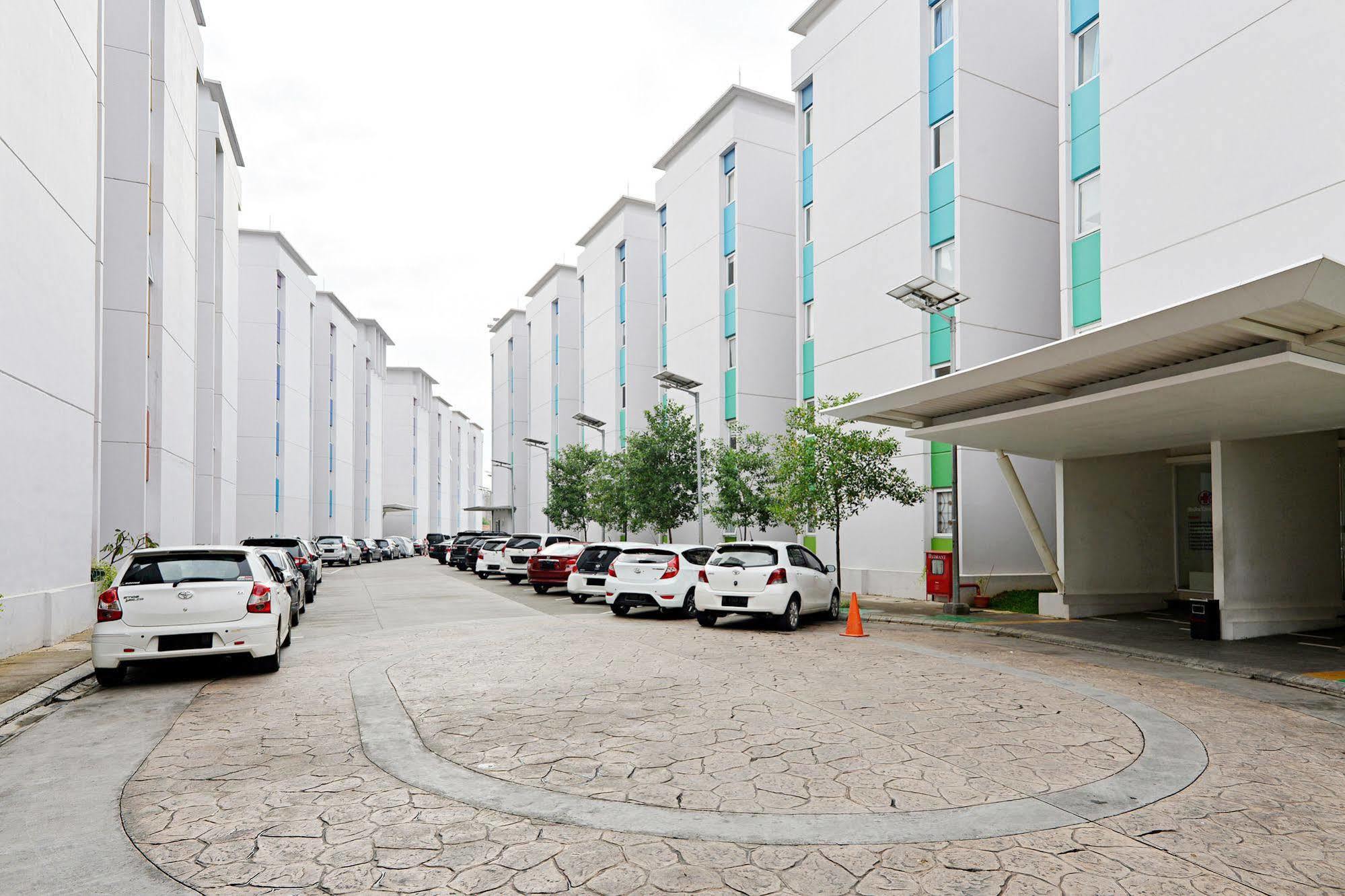 Zen Rooms Basic Tangerang Aeropolis Esterno foto