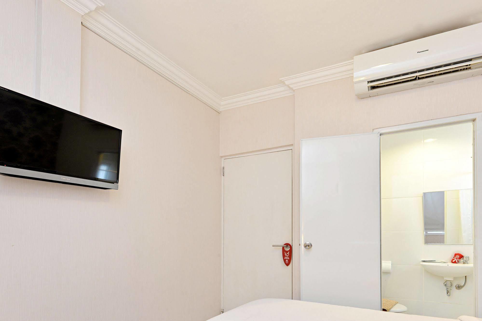Zen Rooms Basic Tangerang Aeropolis Esterno foto