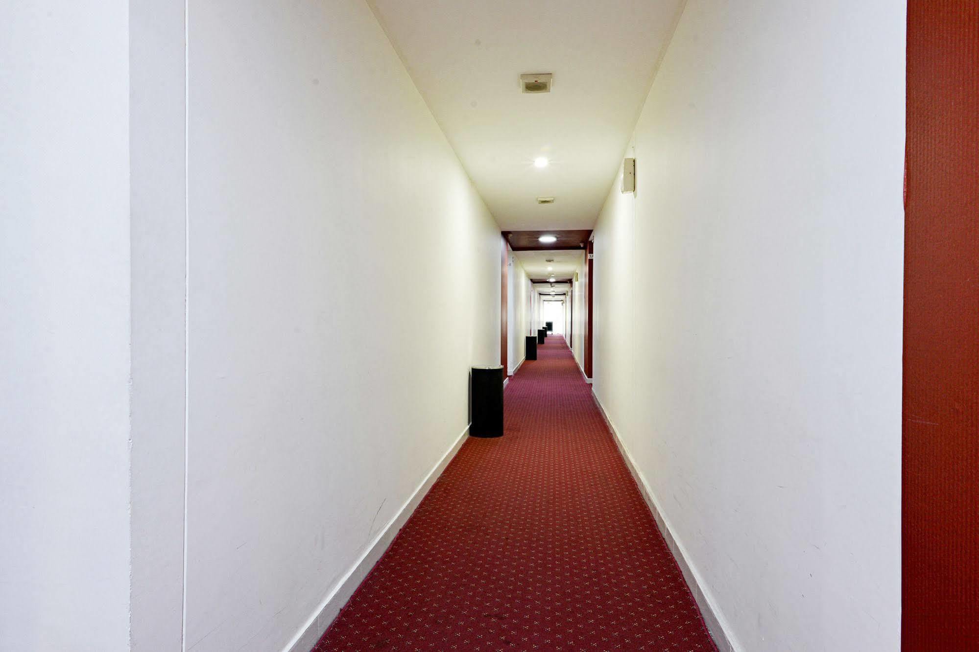Zen Rooms Basic Tangerang Aeropolis Esterno foto