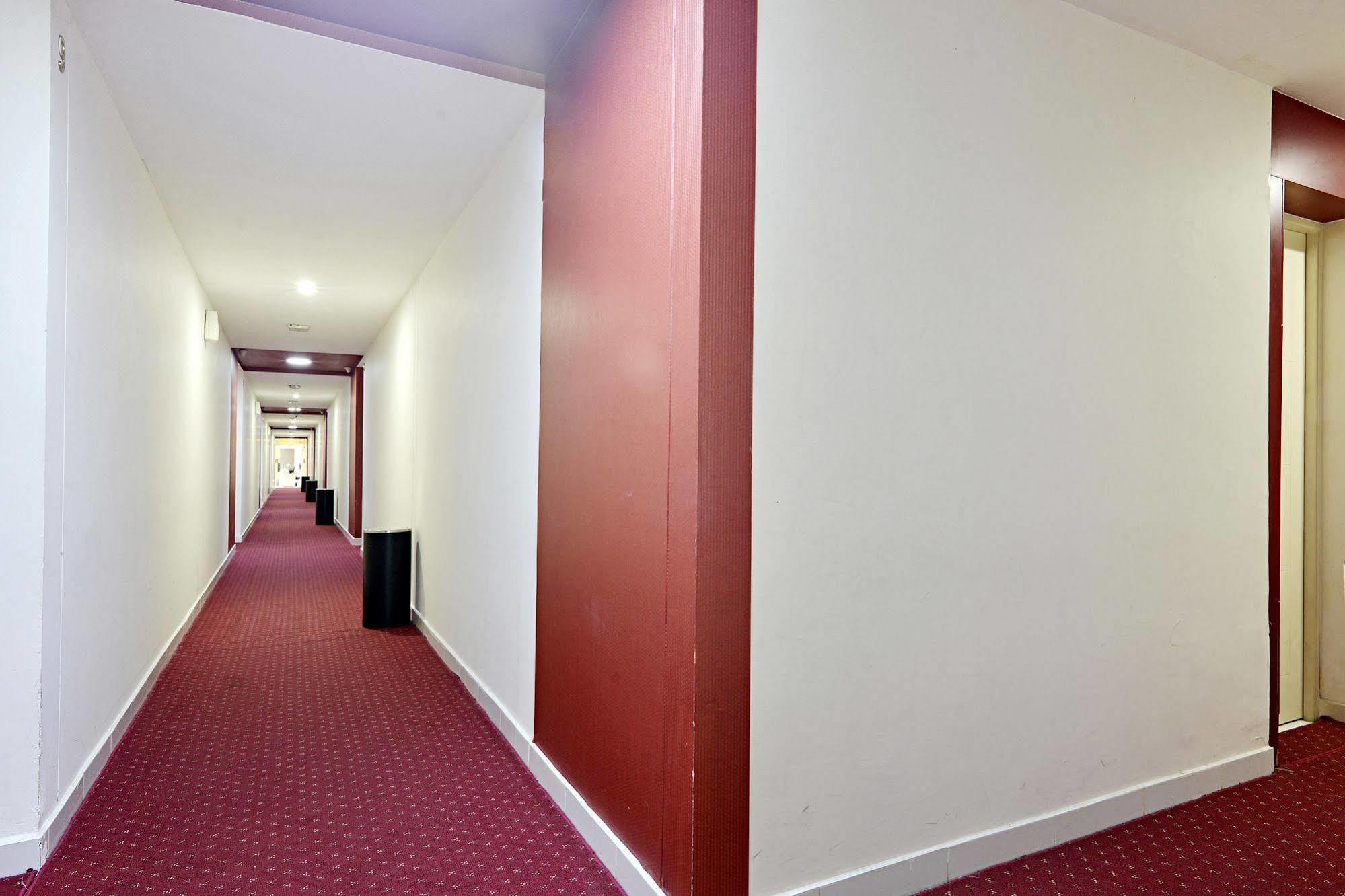 Zen Rooms Basic Tangerang Aeropolis Esterno foto